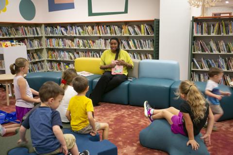 Tenikka Hughes reading to a group of children
